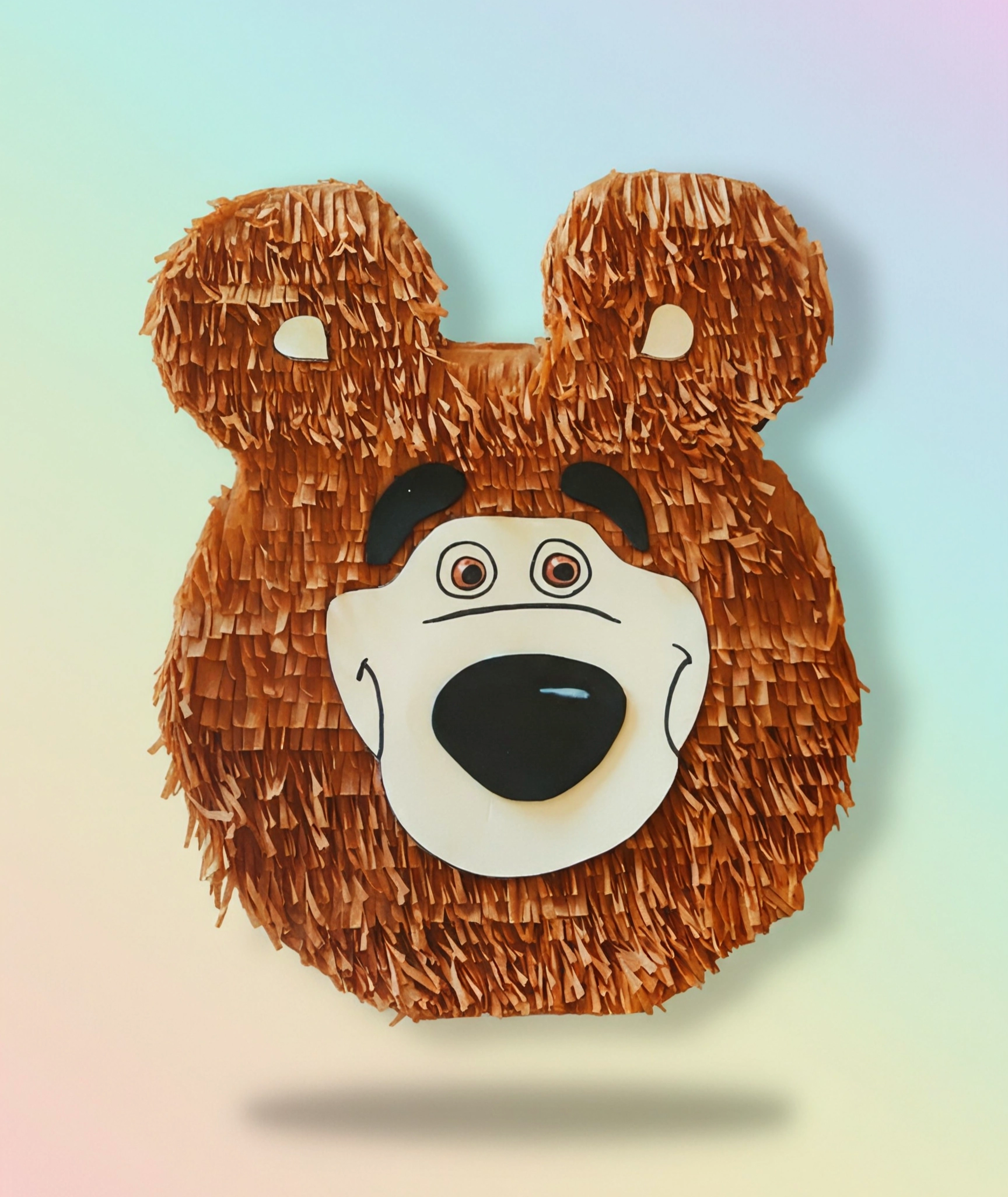 Se trata de una piñata en forma de oso de los dibujos Masha y Oso